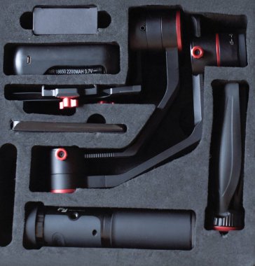 Krakow. Polonya. 01/31/2022 . Feiyutech a2000 sırt çantasında dengeleyici. Kamera işi, kameraman..