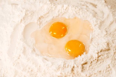 Masada ev yapımı hamur, un ve yumurta pişirmek. Evde yemek yapmak, yemek tarifleri, diyet. Turta ya da kek hamuru, tatlım..