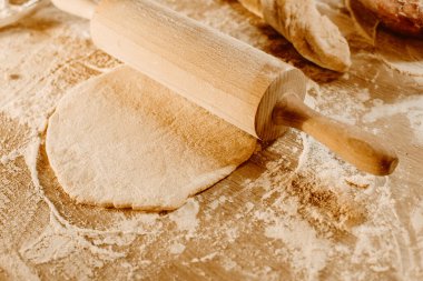 Ev yapımı hamur işi. Sedye pizza, ravioli ya da ekmek için hamur topluyor. ev yemeği diyeti