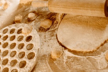 Ev yapımı hamur köftesi yapıyorum. Merdane hamur, un ve mantı ya da mantı için bir kalıp çıkarır. Ev yemeği. Ulusal Mutfak.