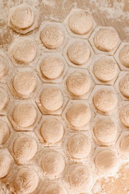 Ev yapımı hamur köftesi yapıyorum. Merdane hamur, un ve mantı ya da mantı için bir kalıp çıkarır. Ev yemeği. Ulusal Mutfak.