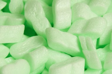 Paketleme için hava yastıkları. Çevrimiçi mağazadan paketler, koruyucu ambalajlar ve ambalajlar için strafor granüler ambalaj doldurucusu içinde teslimat .