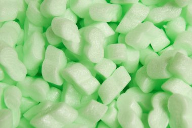 Paketleme için hava yastıkları. Çevrimiçi mağazadan paketler, koruyucu ambalajlar ve ambalajlar için strafor granüler ambalaj doldurucusu içinde teslimat .