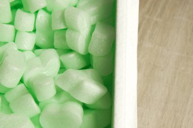 Paketleme için hava yastıkları. Çevrimiçi mağazadan paketler, koruyucu ambalajlar ve ambalajlar için strafor granüler ambalaj doldurucusu içinde teslimat .