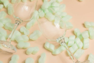 Paketler için strafor granüler ambalaj doldurucu, koruyucu ambalaj. Cam koruma, sterilize bardaklar. Çıplak arkaplanda gözlük