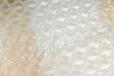 Paketleme için hava yastıkları. Çevrimiçi mağazadan paketler için strafor granüler ambalaj doldurucu, koruyucu ambalaj yeşili bir kutuda teslimat.