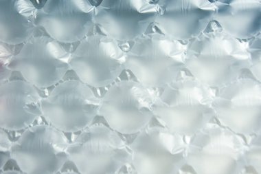 Paketleme için hava yastıkları. Online mağazadan gelen teslimat iyi paketlenmiş plastik yastıklar, hava yastığı içindeki ürünleri korumak için havayla birlikte plastik. İyi paket.