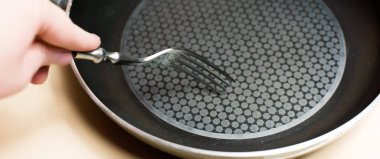 Çatal tavayı çizer, yapışmaz kaplamayı, iyi bir tavayı nasıl seçeceğini. Tavadaki çizikler