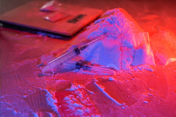 Drogas Casa Traficante Cocaína Embalada Saquetas Escamas Comprimidos Seringas Luz — Fotografia de Stock