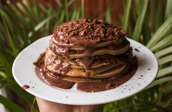 Tabağında hiçbir şey olmayan ev yapımı krepler. Ev yapımı krep tarifi, mutfakta yemek, sadece kızartma tavasından. Çikolatalı ve reçelli yemek, diyet.