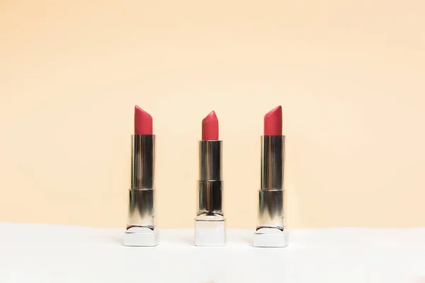 異なる色 色合いのオプションを口紅 ヌードを背景に化粧品 ピンクと赤の美しい例 — ストック写真