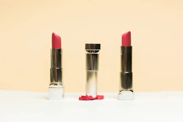 異なる色 色合いのオプションを口紅 ヌードを背景に化粧品 ピンクと赤の美しい例 口紅が１つ — ストック写真