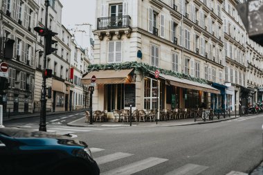Paris, Fransa. Şehrin ve sokakların mimarisi, güzel evler ve şehir. Kartpostal