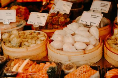 Sokak yemeği. Ravioli, hamur tatlısı, suşi, Paris 'teki Tayland lokantası, Asya mantısı.
