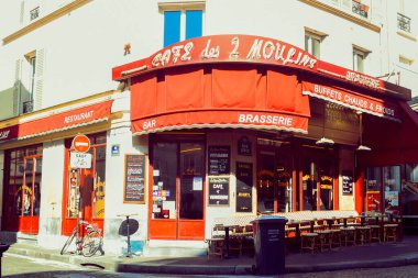 PARIS, FRANCE, 08.03.2022 ünlü Cafe Lepic, Montmartre 'deki iki değirmen. Cafe des Deux Moulins (Cafe des Deux Moulins) Paris 'in ilgi odağı olan Amelie hakkındaki filmden..