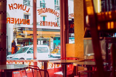 PARIS, FRANCE, 08.03.2022 ünlü Cafe Lepic, Montmartre 'deki iki değirmen. Cafe des Deux Moulins (Cafe des Deux Moulins) Paris 'in ilgi odağı olan Amelie hakkındaki filmden..