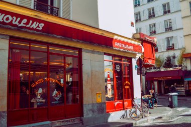 PARIS, FRANCE, 08.03.2022 ünlü Cafe Lepic, Montmartre 'deki iki değirmen. Cafe des Deux Moulins (Cafe des Deux Moulins) Paris 'in ilgi odağı olan Amelie hakkındaki filmden.