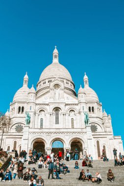 PARIS, FRANCE, 08.03.2022. Sacr Coeur Bazilikası Montmartre 'da güneşli bir günde