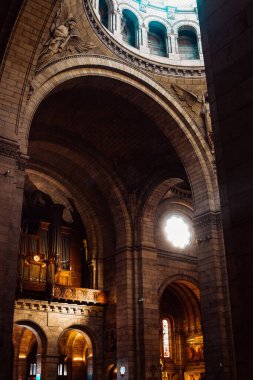 PARIS, FRANCE, 08.03.2022. Bazilika Sacr-Coeur kilisesi içeride, Paris 'te inanılmaz bir güzellik merkezi. Çok güzel düşen ışık