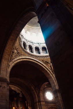 PARIS, FRANCE, 08.03.2022. Bazilika Sacr-Coeur kilisesi içeride, Paris 'te inanılmaz bir güzellik merkezi. Çok güzel düşen ışık
