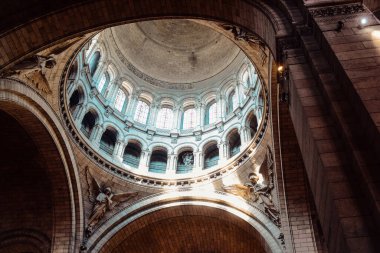 PARIS, FRANCE, 08.03.2022. Bazilika Sacr-Coeur kilisesi içeride, Paris 'te inanılmaz bir güzellik merkezi. Çok güzel düşen ışık