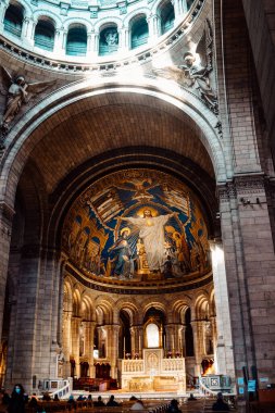 PARIS, FRANCE, 08.03.2022. Bazilika Sacr-Coeur kilisesi içeride, Paris 'te inanılmaz bir güzellik merkezi. Çok güzel düşen ışık