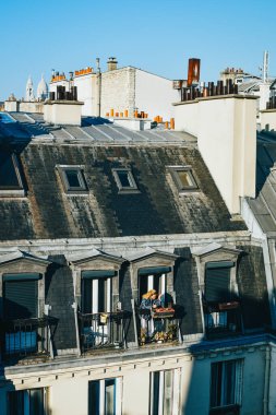 PARIS, FRANCE, 08.03.2022 Şehrin ve sokakların mimarisi, güzel evler ve şehir. Kartpostal canlı şehir