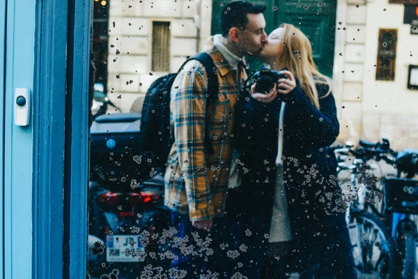 一对可爱的夫妇在街上的一面肮脏的旧镜子里拍照 在一起旅行 — 图库照片