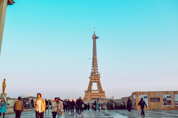 Paris França 2022 Torre Eiffel Contra Céu Perfeitamente Azul Viagens — Fotografia de Stock