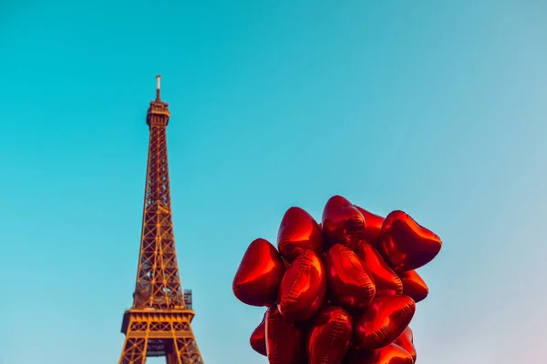 2022年3月8日在完美的蓝天中 埃菲尔铁塔映衬着红色气球的心形 巴黎旅游的美丽 旅游的地方 爱情的城市 — 图库照片