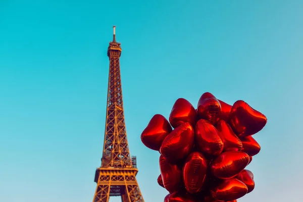 2022年3月8日在完美的蓝天中 埃菲尔铁塔映衬着红色气球的心形 巴黎旅游的美丽 旅游的地方 爱情的城市 — 图库照片