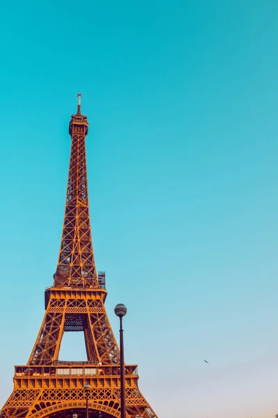 Paris France Ance 2022 埃菲尔铁塔映衬着蓝蓝的天空 美丽的巴黎之旅 旅游胜地 — 图库照片