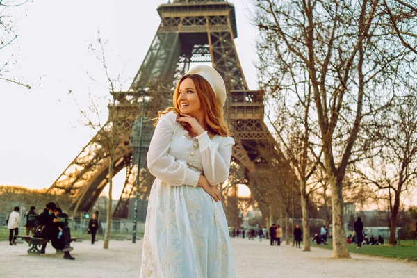 Una Chica Con Telón Fondo Torre Eiffel París Una Boina —  Fotos de Stock