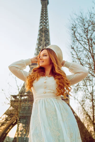 Egy Lány Párizsi Eiffel Torony Hátterében Egy Svájcisapkában Egy Göndör — Stock Fotó