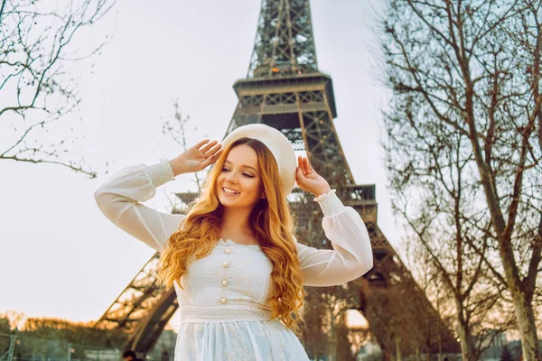 Une Fille Toile Fond Tour Eiffel Paris Dans Béret Une — Photo