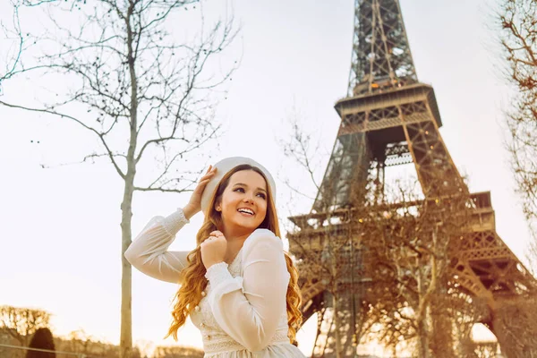 Viajero Turista París Con Torre Eiffel Fondo Pose Modelo —  Fotos de Stock