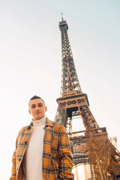 Guy Tourist Background Eiffel Tower Posing Male Tourist Laughs Smiles — Stock Photo, Image