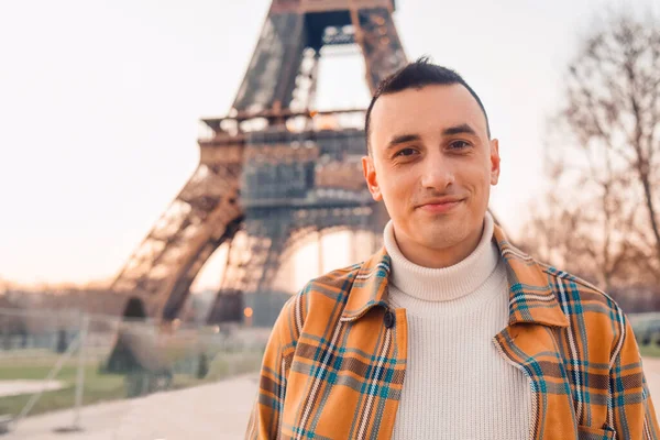 Guy Tourist Background Eiffel Tower Posing Male Tourist Laughs Smiles — Stock Photo, Image