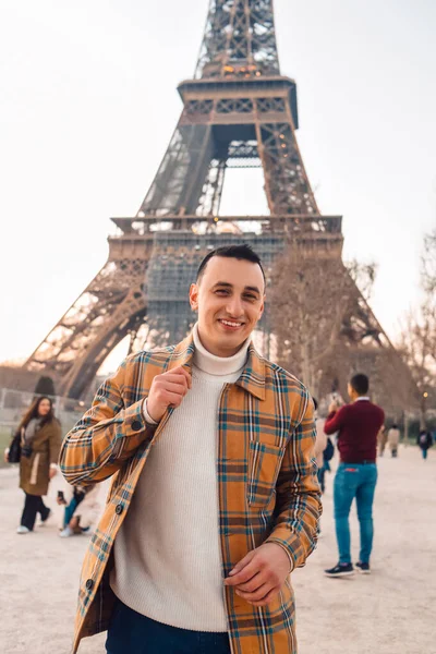 Guy Tourist Background Eiffel Tower Posing Male Tourist Laughs Smiles — Stock Photo, Image
