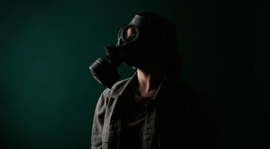 Gaz maskeli bir askerin fotoğrafı, kıyamet, nükleer silahlar, bir istasyonun atom patlaması, kimyasal ve nükleer silah koruması. Yeşil arka planda maskeli bir kız, savaş