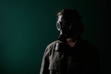 Gaz maskeli bir askerin fotoğrafı, kıyamet, nükleer silahlar, bir istasyonun atom patlaması, kimyasal ve nükleer silah koruması. Yeşil arka planda maskeli bir kız, savaş