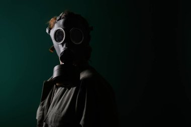 Gaz maskeli bir askerin fotoğrafı, kıyamet, nükleer silahlar, bir istasyonun atom patlaması, kimyasal ve nükleer silah koruması. Yeşil arka planda maskeli bir kız, savaş