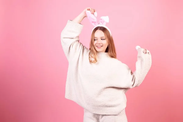 Una Chica Con Orejas Conejo Baila Sobre Fondo Rosa Vacaciones —  Fotos de Stock