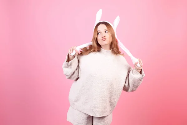 Una Hermosa Chica Orejas Conejo Sobre Fondo Rosa Muecas Vacaciones —  Fotos de Stock