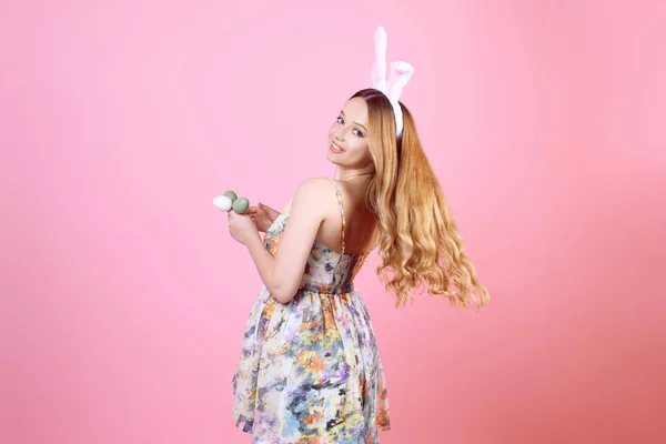 Chica Vestido Con Orejas Conejo Sobre Fondo Rosa Vacaciones Pascua —  Fotos de Stock