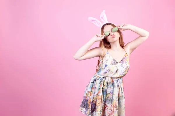 Chica Vestido Con Orejas Conejo Sobre Fondo Rosa Vacaciones Pascua —  Fotos de Stock