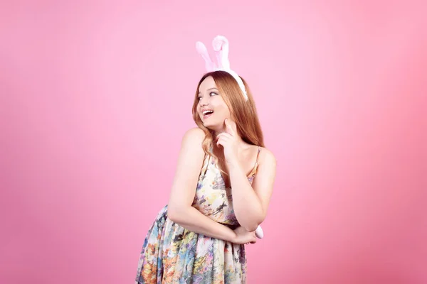 Chica Vestido Con Orejas Conejo Sobre Fondo Rosa Vacaciones Pascua —  Fotos de Stock
