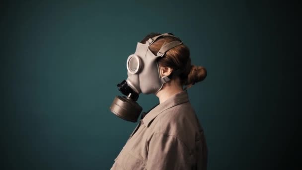 Pouse Military Gas Mask Apocalypse Nuclear Weapons Atomic Explosion Station — Stock Video