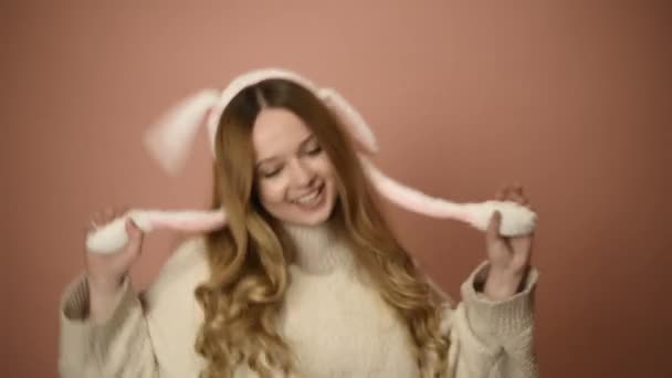 Красива Дівчина Кролячих Вухах Рожевому Фоні Гримаки Великодні Свята Жінка — стокове відео