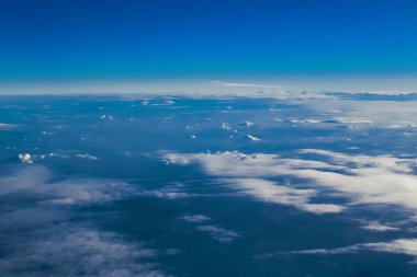 Şehrin ve dağların yukarıdan görünüşü bir dron ve bir uçaktan. Şehirler gökyüzü ve bulutlar.